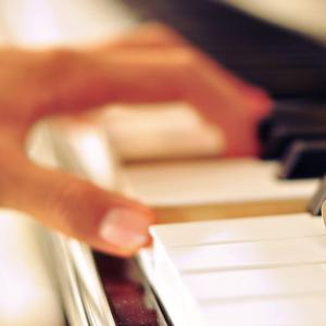 欧美女性裸体虐待捆绑图片
